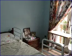 محافظ کنار تختی سالمند